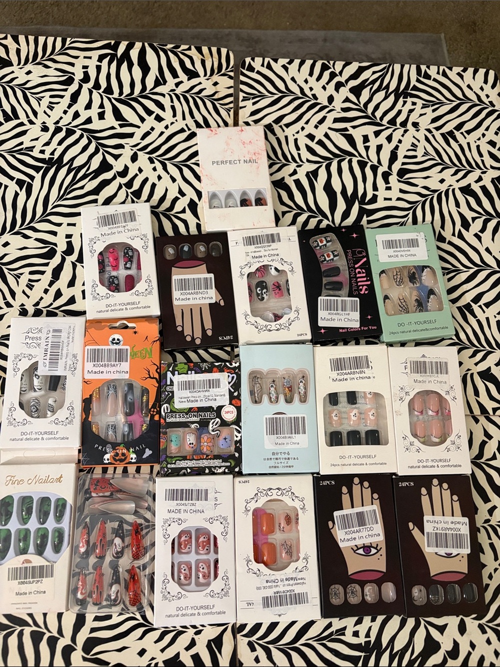 Set of 18 Halloween   False Nail Set - Mixed Colors new